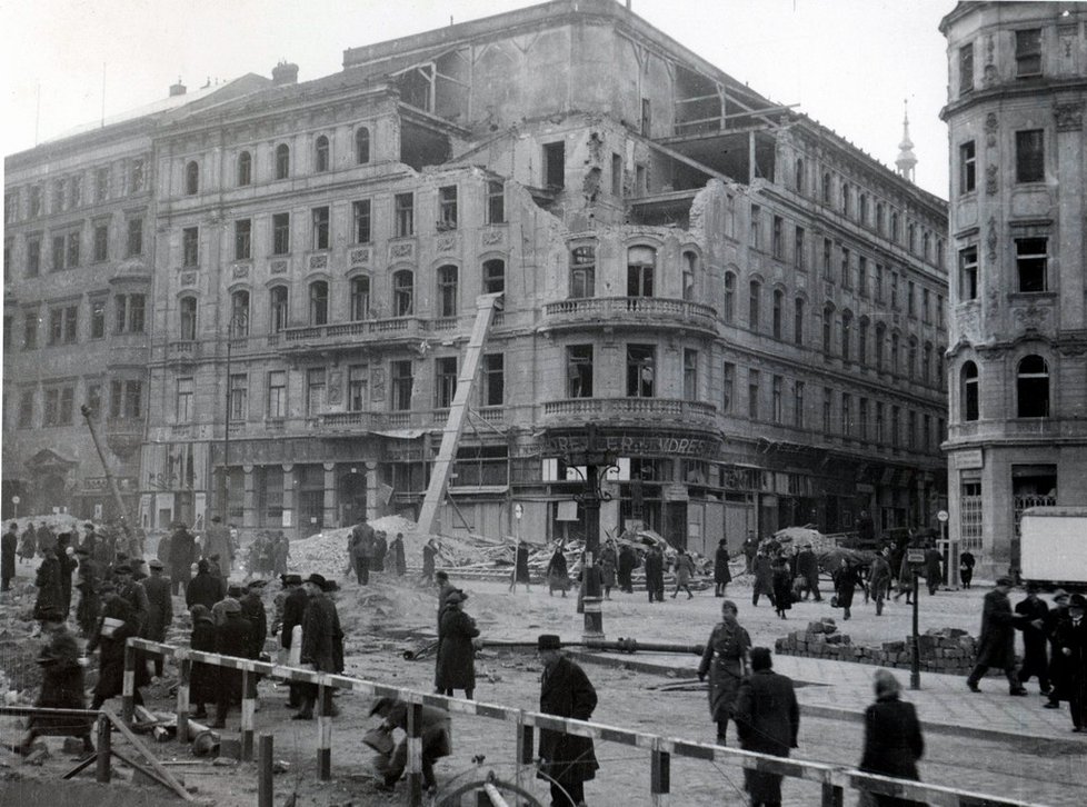 Měšťanský dům na náměstí Svobody po zásahu bomb v roce 1944.
