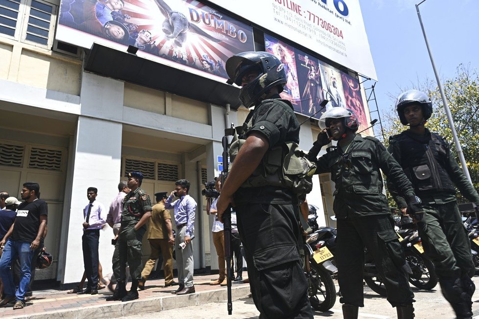 Osobní ochranka na motorkách hlídá poničená místa na Srí Lance.