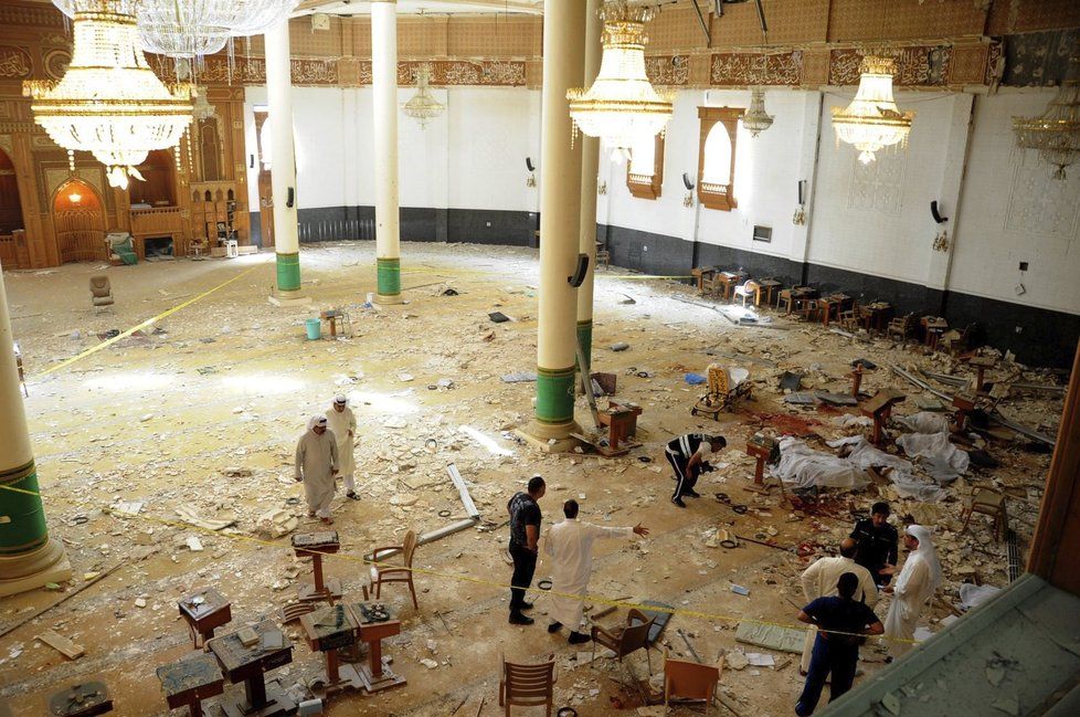 Pumový atentátník u šíitské mešity svým odpálením zabil 27 lidí a přes 200 dalších zranil.