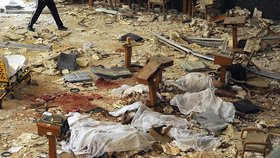 Podobný incident se odehrál nedávno i v Kuvajtu - Pumový atentátník u šíitské mešity svým odpálením zabil 27 lidí a přes 200 dalších zranil.
