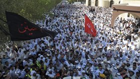 Kuvajťané vyšli do ulic uctít mrtvé a protestovat proti terorismu.