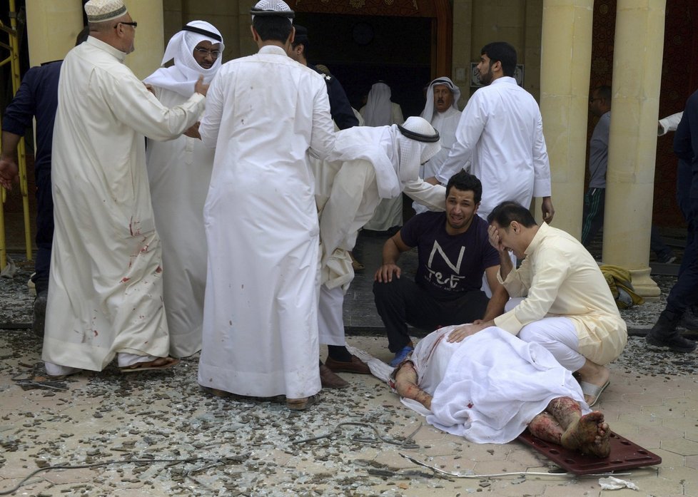 Pumový atentátník u šíitské mešity svým odpálením zabil 27 lidí a přes 200 dalších zranil.