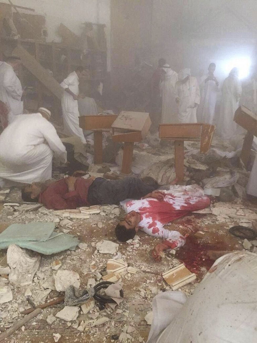 Podobný incident se odehrál nedávno i v Kuvajtu - Pumový atentátník u šíitské mešity svým odpálením zabil 27 lidí a přes 200 dalších zranil.