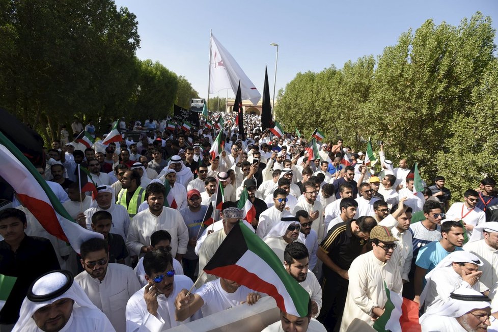 Kuvajťané vyšli do ulic uctít mrtvé a protestovat pro terorismu.