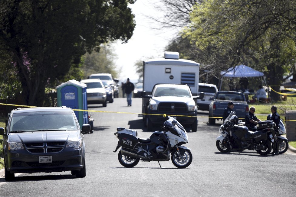 Texas čelí sérii bombových útoků, policisté pátrají po pachateli.