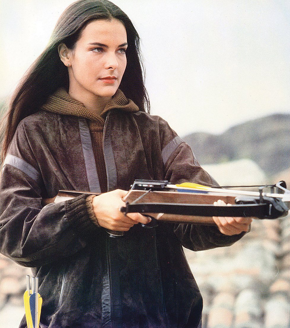 Carole Bouquet (*18. 8. 1957, Fancie):  Studentka filozofie na Sorboně hrála pod režisérem Buňuelem i s G. Depardieu, ale bondgirl ji proslavila. Podporuje organizaci Dětství a úděl, která pomáhá postiženým dětem