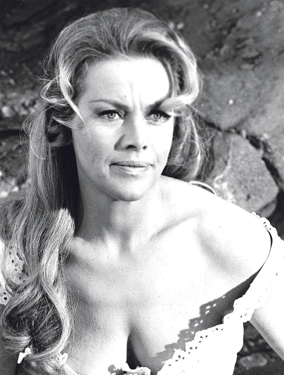 Honor Blackmanová, Goldfinger (*22. 8. 1925, Británie): Bondgirl Pussy Galore si jinak zahrála v seriálech Columbo a Vraždy v Midsomeru. Je proti monarchii, v roce 2002 nepřijala Řád britského impéria.  Claudine Auger, Thunderball, 1965