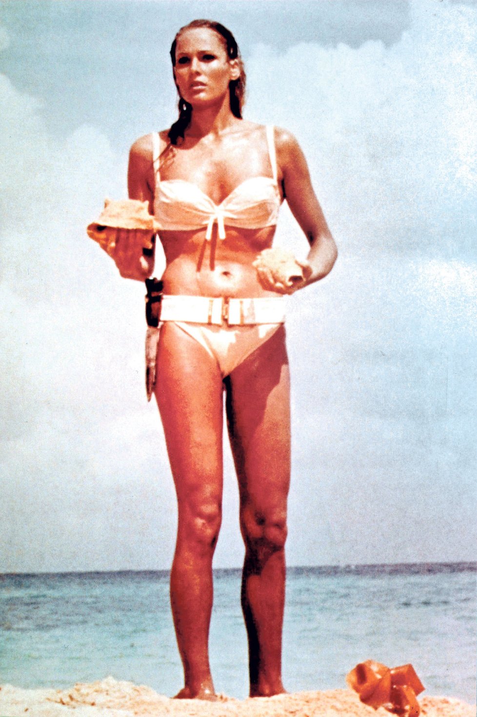 Úplně první bondgirl ztvárnila Ursula Andress.