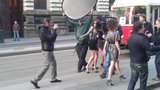 Nejvíc sexy James Bond v Praze: Hodil po nás zlaté oko