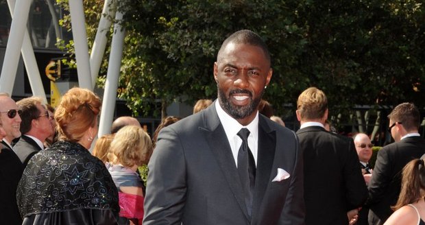 Idris Elba na červený koberec patří