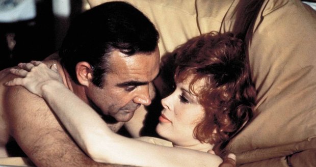 Jill St. John s Jamesem Bondem v posteli