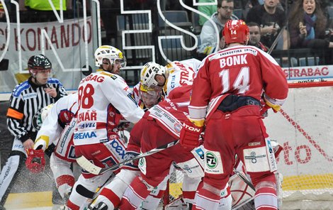 Sporná situace, kterou rozhodčí jako gólovou neposoudili.