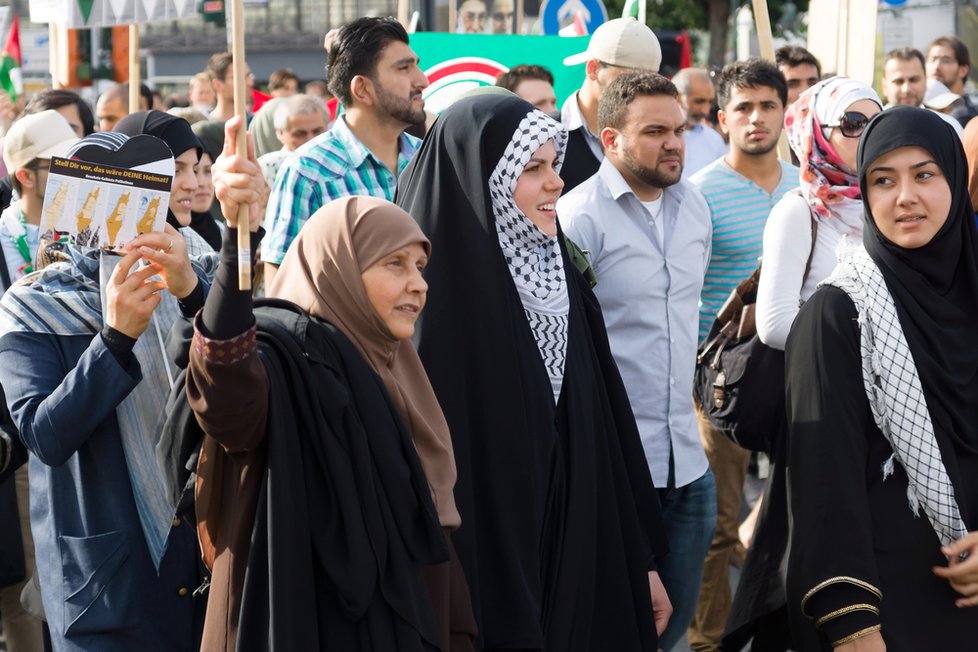 Dříve diplomaté, nyní zahalené muslimky: „Už to není Německo,“ stěžují si starousedlíci.