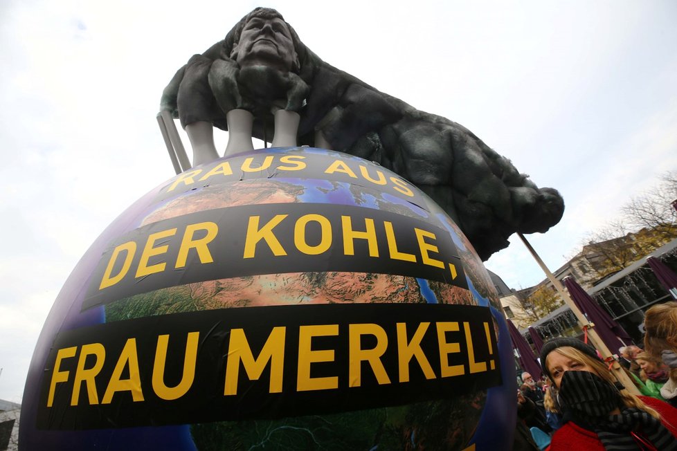 Tisíce lidí v Bonnu demonstrovaly před akcí OSN za lepší ovzduší.