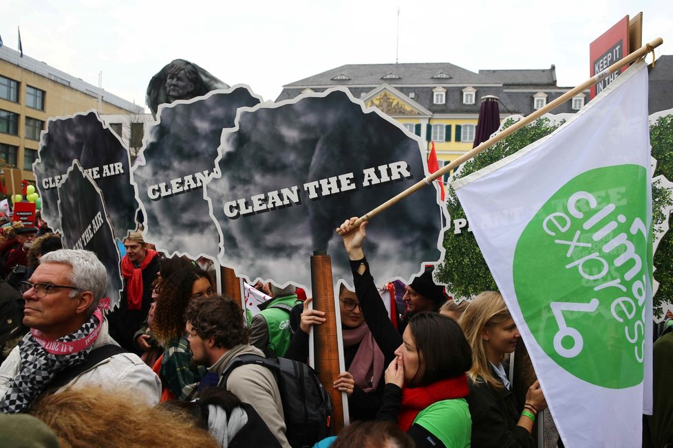 Tisíce lidí v Bonnu demonstrovaly před akcí OSN za lepší ovzduší.