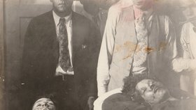 Bonnie i Clydea zasáhlo kolem padesáti střel.