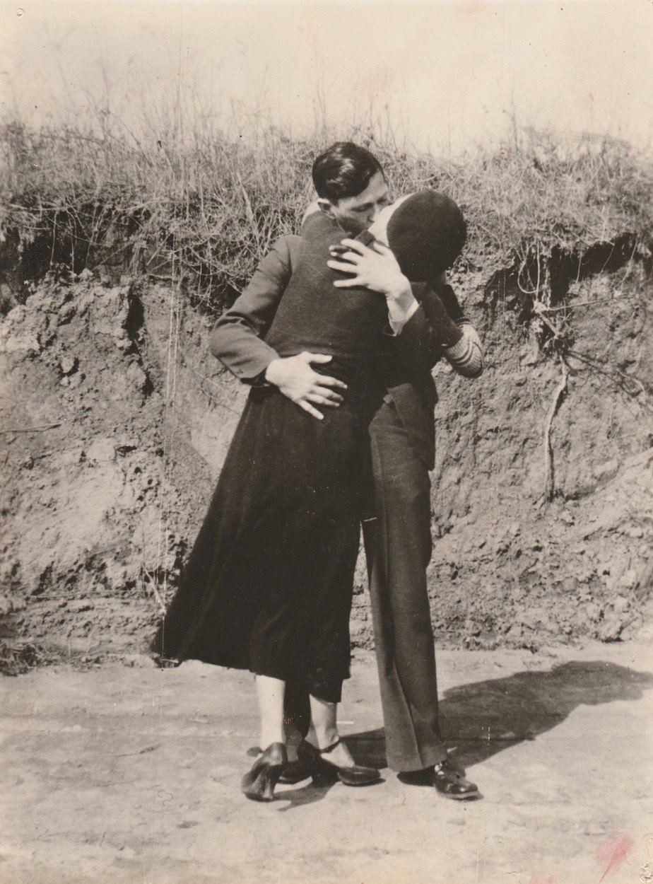 Poslední políbení? Fotografie pořízená pár hodin před smrtí Bonnie a Clydea.