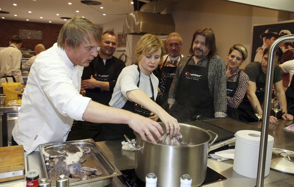 Jitka Schneiderová si s chobotnicí hravě poradila.