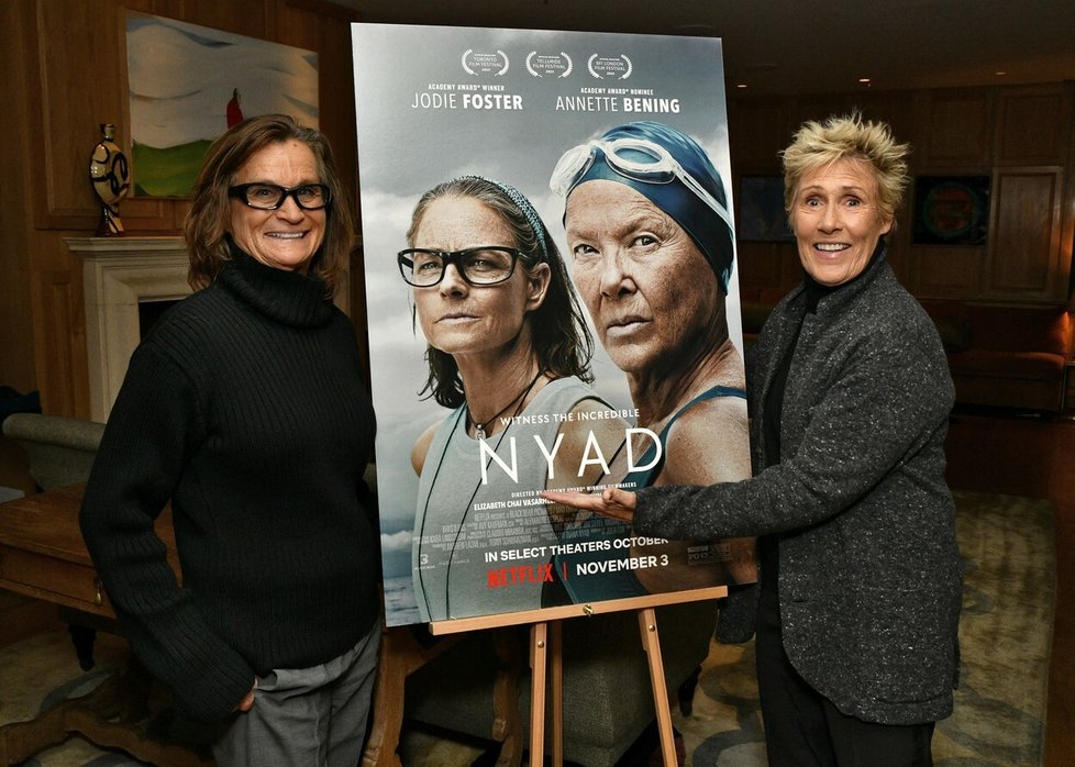 Skutečné duo Bonnie Stoll a Diana Nyad s plakátem k filmu podle jejich života
