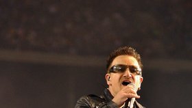 Bono začal z nudy kouřit