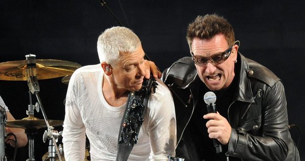 Zpěvák Bono Vox a kytarista Adam Clayton v Turíně.