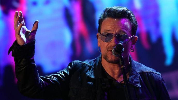 Zpěvák Bono z U2 konečně prozradil, proč nosí pořád tmavé brýle. Má zelený zákal