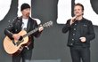 Bono Vox (vlevo) a kytarista The Edge z U2.