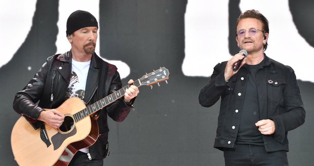 Bono Vox (vlevo) a kytarista The Edge z U2