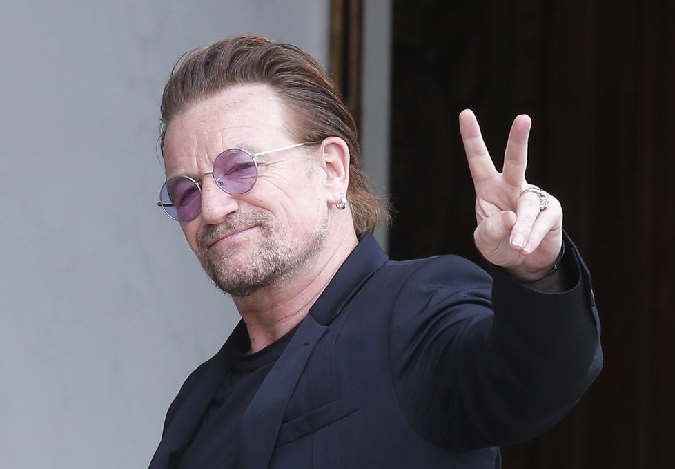 Bono Vox z U2 zavítal do Elysejského paláce, přivítala ho první dáma Brigitte Macronová