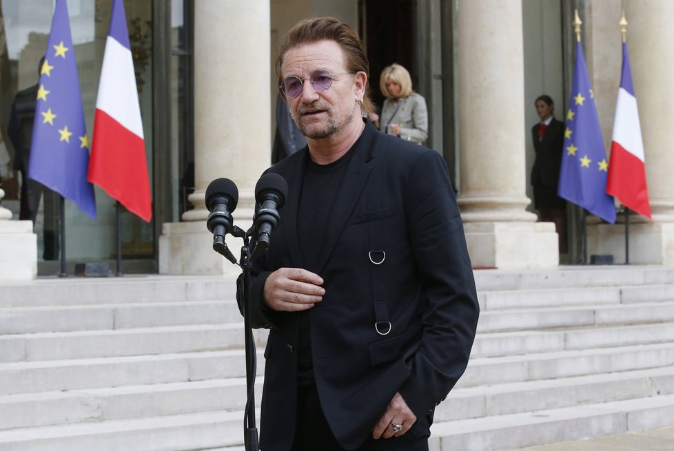 Bono Vox z U2 zavítal do Elysejského paláce, přivítala ho první dáma Brigitte Macronová.