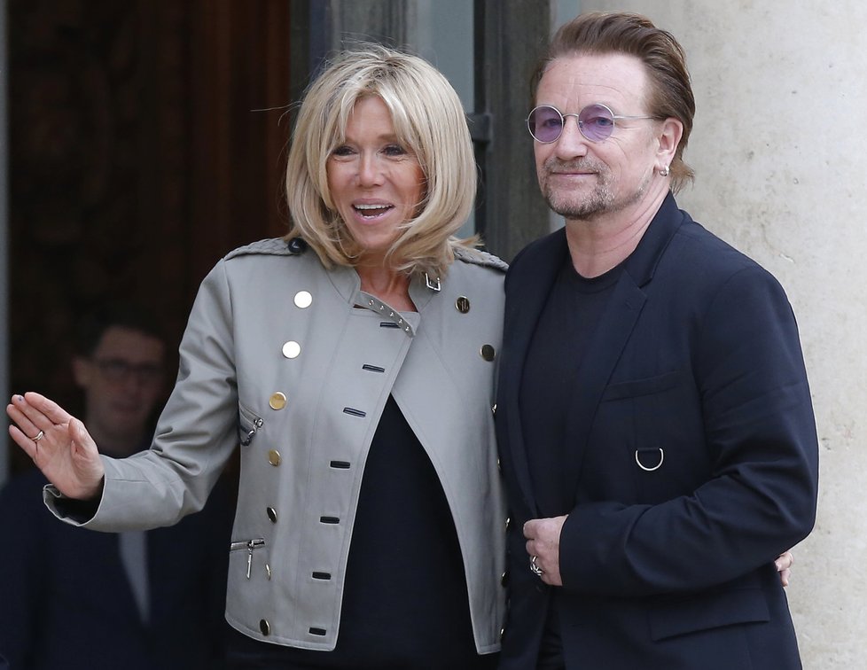 Bono Vox z U2 zavítal do Elysejského paláce, přivítala ho první dáma Brigitte Macronová