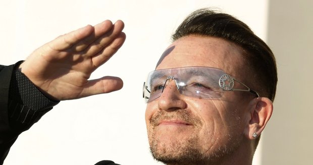 Zpěvák Bono nosí pokaždé jinak tónované brýle.
