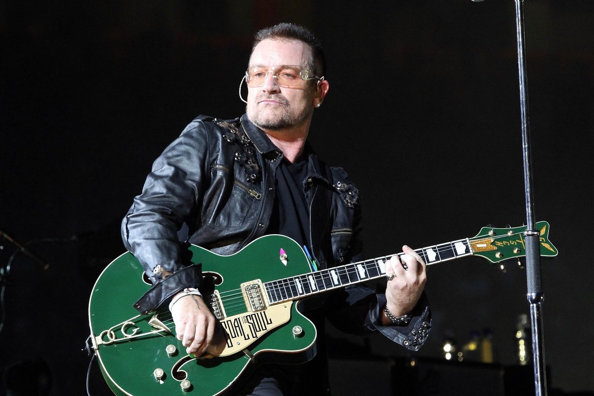Frontman kapely U2 kvůli titanovému loktu nemůže hrát na kytaru