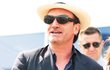 Pas, který Bono drží v ruce, je bosenský a umělec jej dostal od samotného prezidenta Izetbegoviče. V srpnu 2000 se v Sarajevu konal filmový festival, na němž byl promítán film The Million Dollar Hotel, na jehož realizaci se Bono myšlenkově i hudebně podílel.