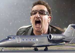 Bono za letu do Berlína jen o vlásek unikl smrti. V jeho soukromém tryskáči se udělala díra, kterou vypadaly kufry.