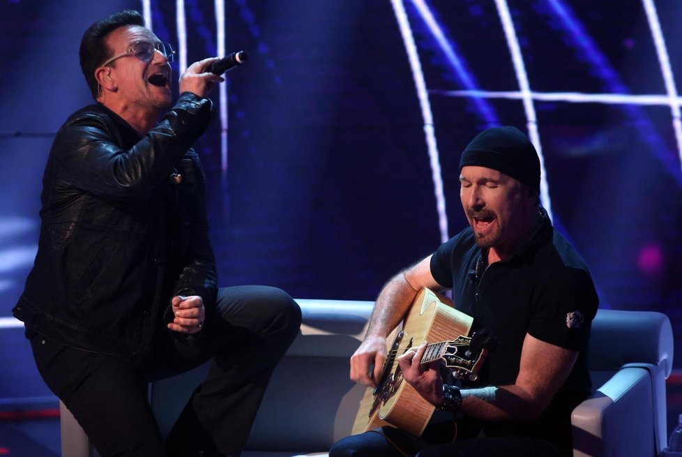 Bono a Edge během vystoupení