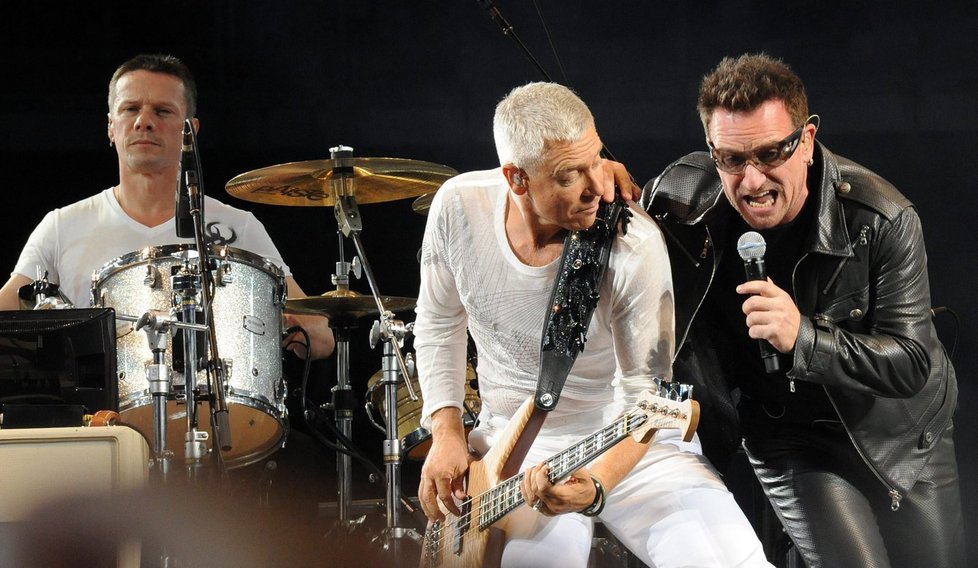 Zpěvák Bono Vox a kytarista Adam Clayton v Turíně.