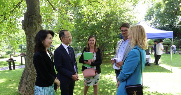 Japonský velvyslanec s chotí, Bohumil Černý a Aňa Geislerová
