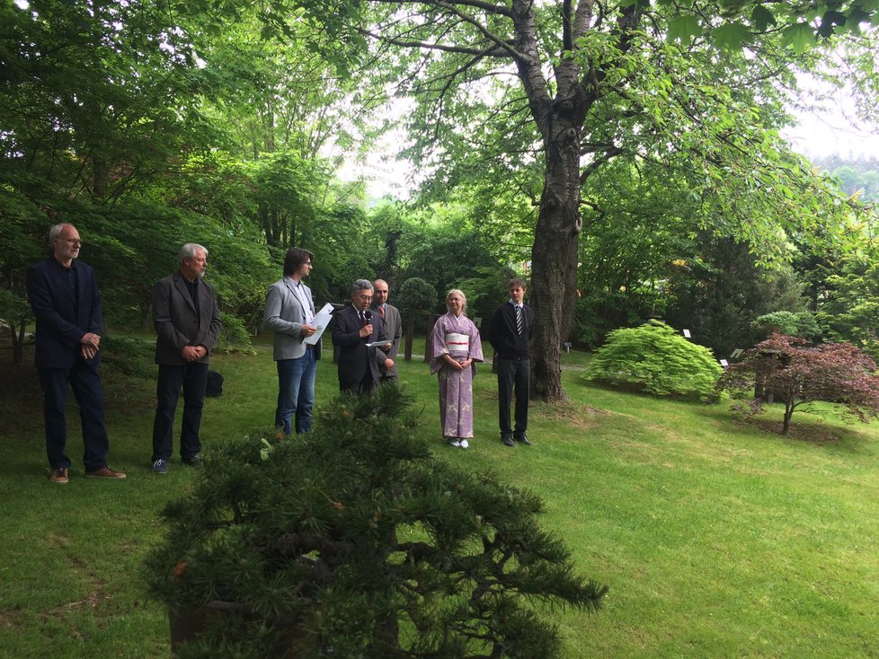 Výstavu slavnostně zahájil ředitel Botanické zahrady hl. m. Prahy Bohumil Černý s japonským velvyslancem Kaoru Shimazakim.