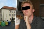 Učitel v minulosti sexuálně zneužíval studentku. Po odpykání trestu nastoupil do stejné školy.