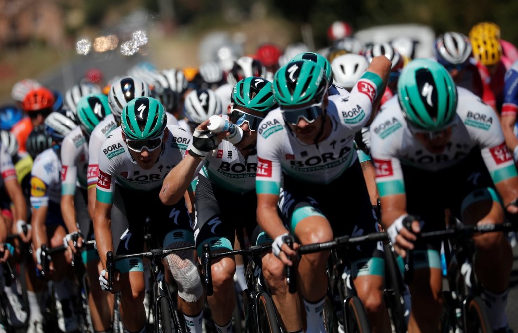 Jezdci stáje Bora-Hansgrohe na čele pelotonu v sedmé etapě Tour de France