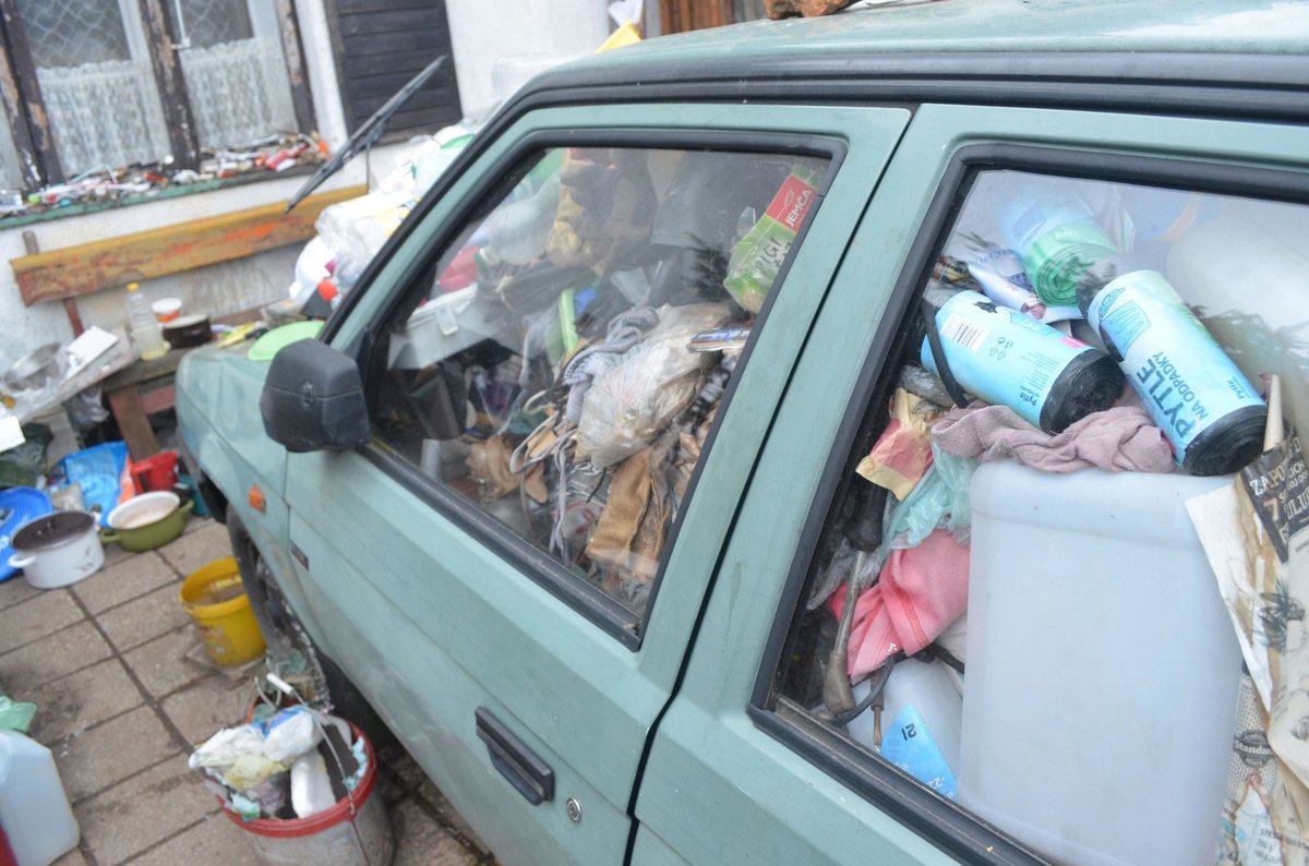 Muž začal odpad ukládat do vraku auta. Škoda, že v něm skončily i nové pytle na odpadky.