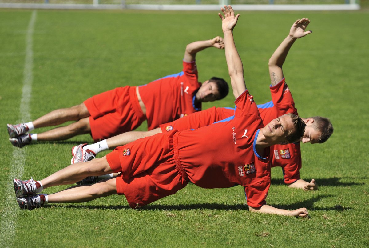 Na protažení a celkové svalové vybalancování je skvělý pilates. Na snímku vpředu Bořek Dočkal.