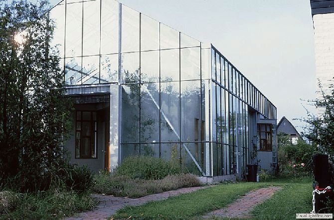 V roce 1982 projektoval Bořek pro sestru ojedinělý skleněný dům, za nějž získal řadu světových ocenění. Stáňa v něm žije dodnes.