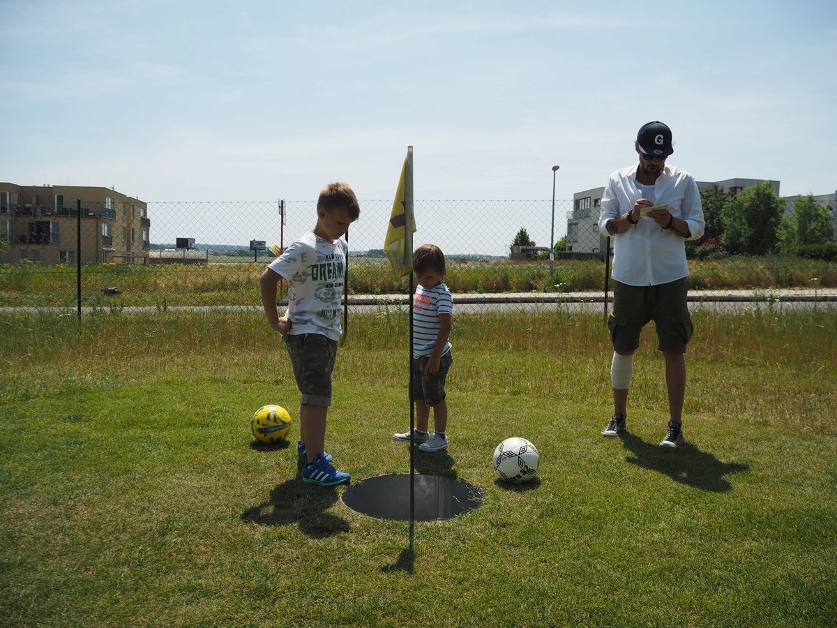 Starší syn Kolja si s tatínkem fotbalgolf užil. Věnuje se totiž fotbalu od malička.