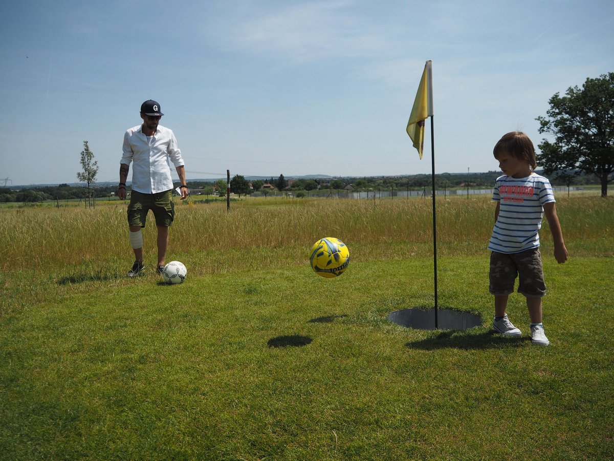 Starší syn Kolja si s tatínkem fotbalgolf užil. Věnuje se totiž fotbalu od malička.