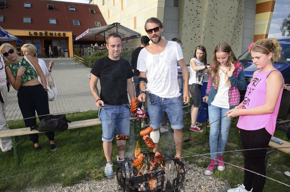 Bořek Slezáček s protagonisty muzikálu Alenka v kraji zázraků opékal buřty.