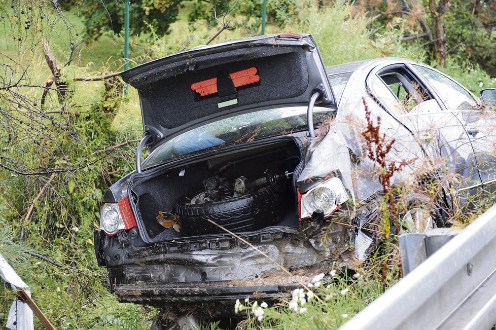 Havarovaný automobil údajně řídil moderátor Bořek Slezáček.