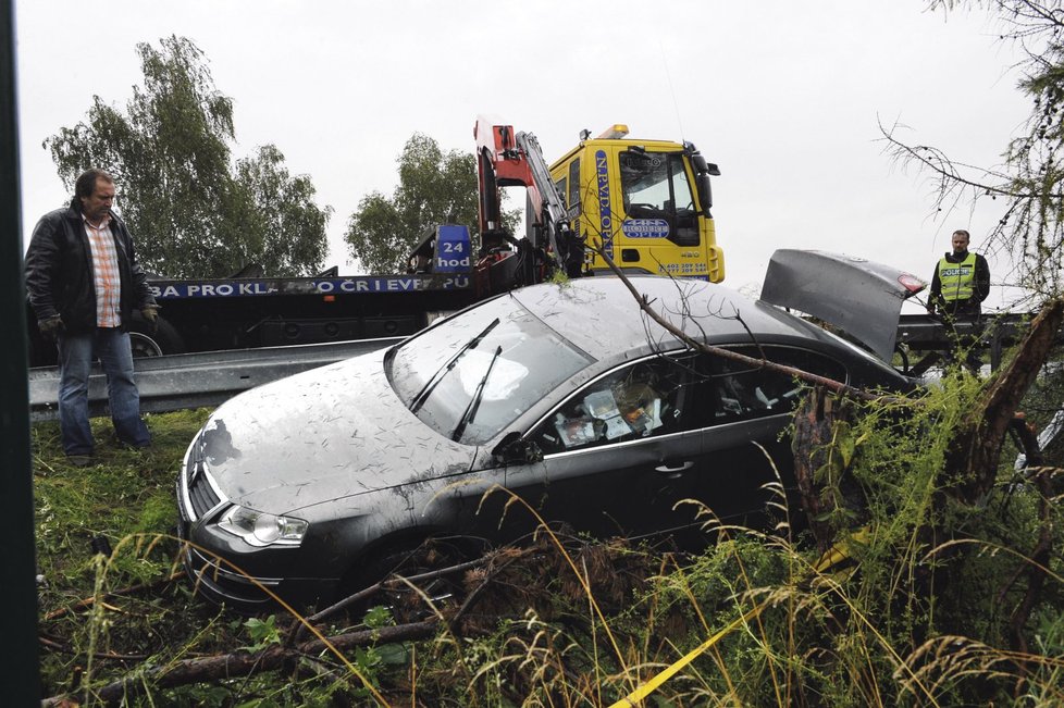 Havarovaný automobil údajně řídil moderátor Bořek Slezáček.