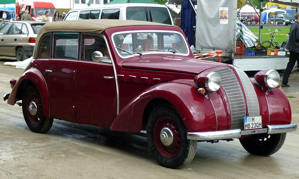 Na výstavě, konané v roce 1937 v Berlíně, představil Borgward šestiválcový čtyřdveřový model Hansa 2000. 